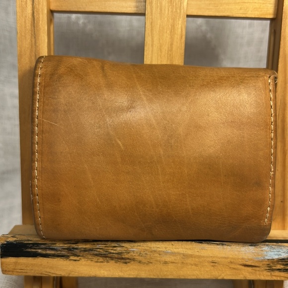 Handcrafted buttery soft glove leather trifold wallet - Picture 4 of 13